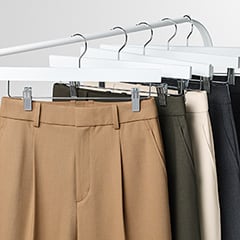ドレープ感があり、繊細で高見えする素材を使用。