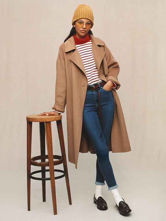 An elegant double-faced long coat is casually downplayed with daringly vivid color items and skinny jeans. White socks and loafers add a preppy touch.