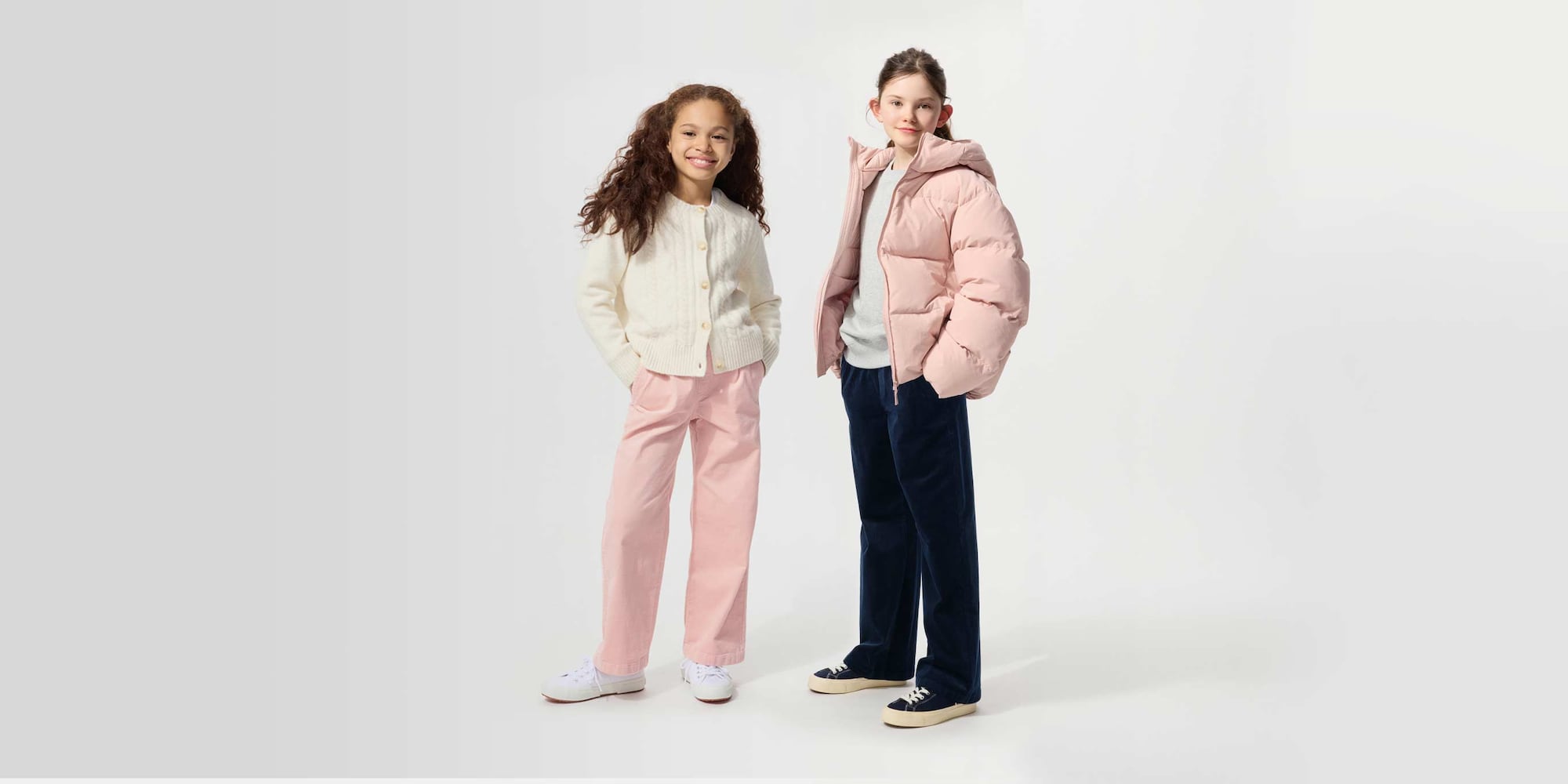 deux enfants portent le Pantalon large en velours côtelé en rose et bleu marine