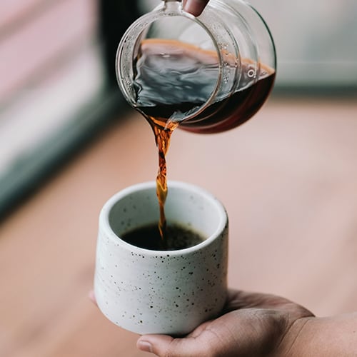 Un café est servi dans une tasse