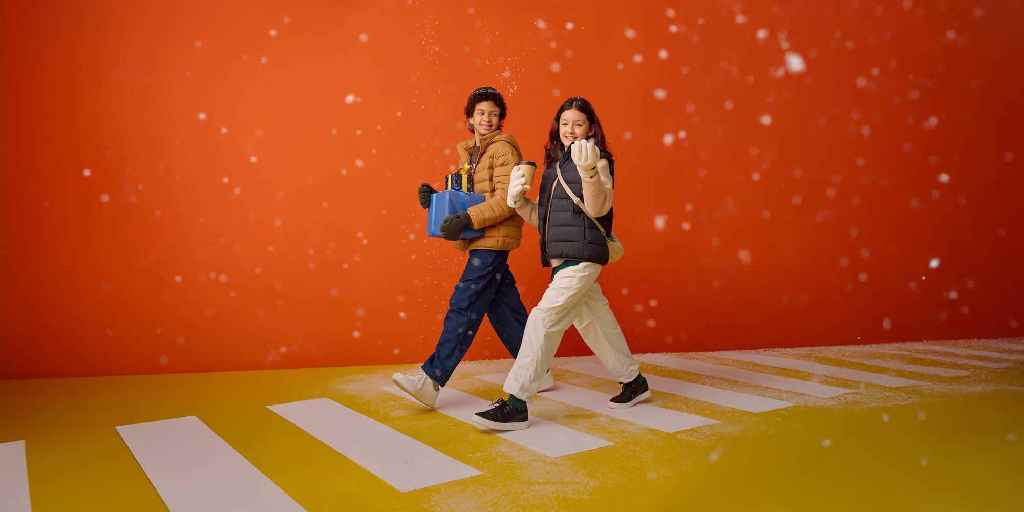 Models, die warm gefütterte Hosen tragen