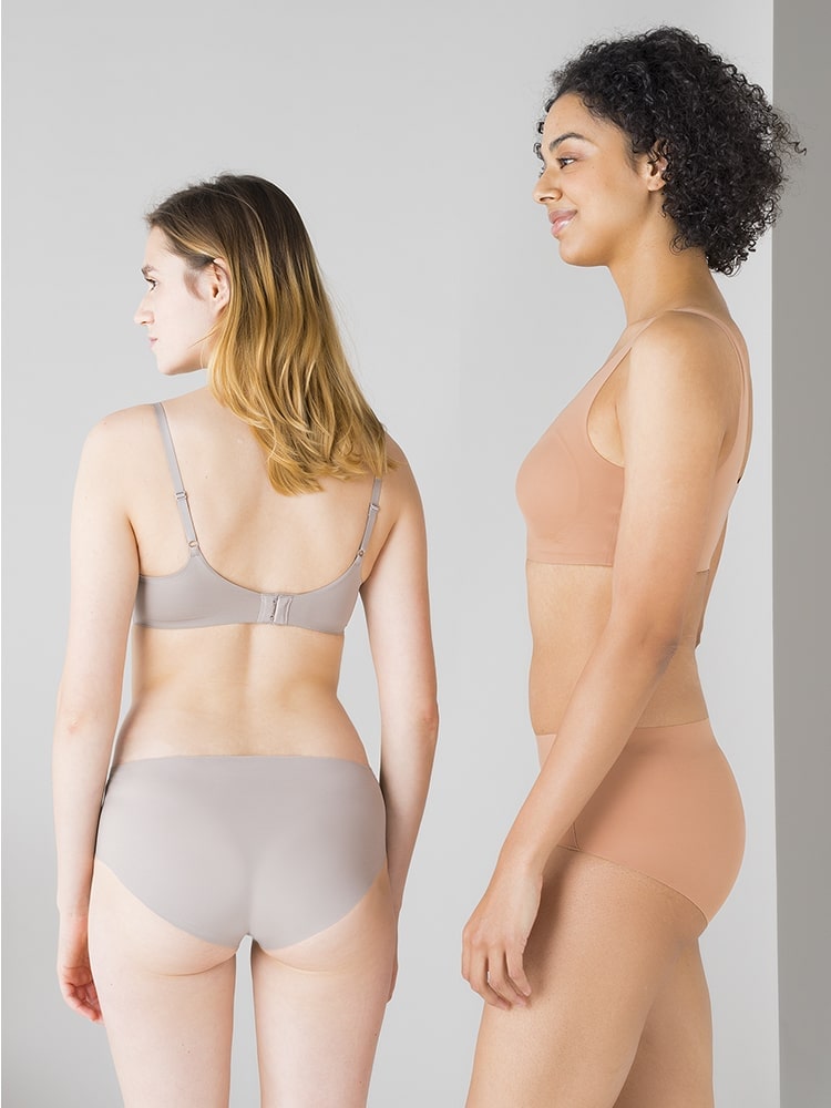 Uniqlo Canada - Looking for the perfect pair? Our Wireless Bra (Ultra  Relax) and AIRism Ultra Seamless Shorts (Hiphugger) provide a secure fit  that feels light as air and a carefree comfort