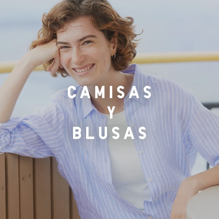 Mujer con camisa de lino en azul claro