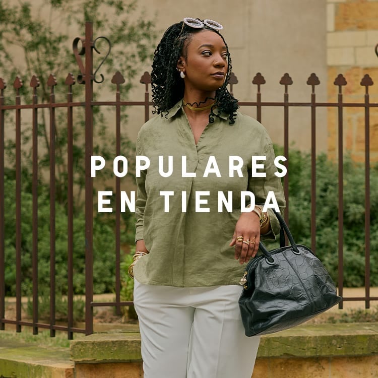 Mujer con camisa verde pistacho y pantalón blanco