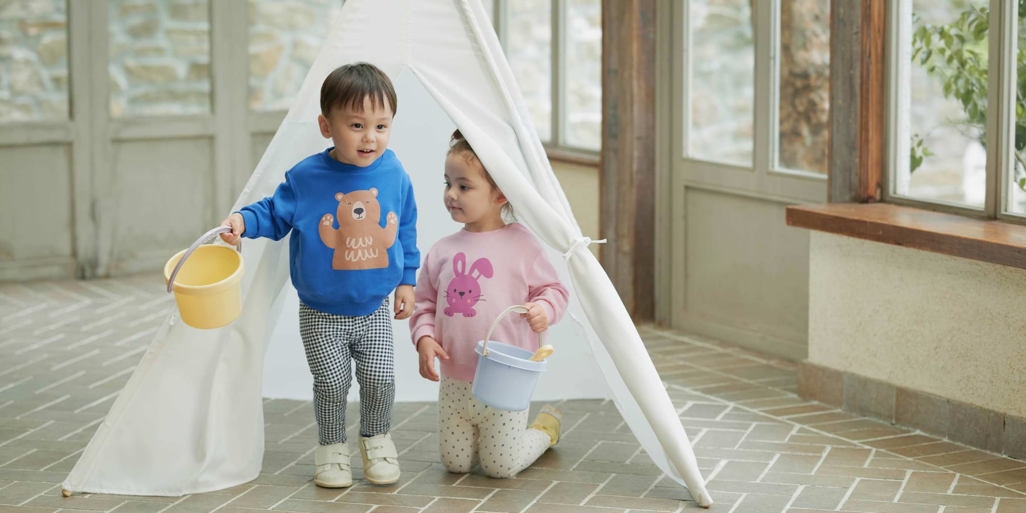 Dos modelos vistiendo sudaderas con una ardilla y un conejo.