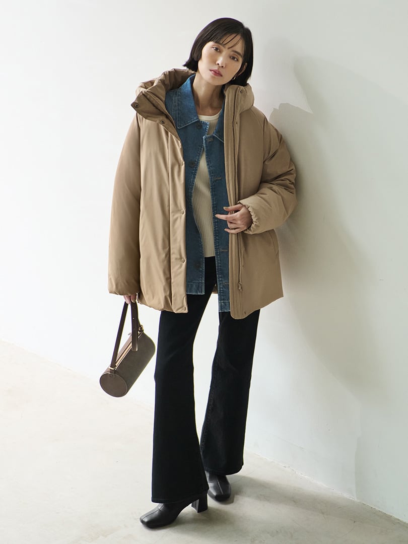 シックな黒ジーンズと、気さくなブルーデニムジャケット。究極の普段着であるデニムを色違いで掛け合わせるテクで一気にハイセンスな着こなしに格上げ。程よくスリムなフレアジーンズを選べば、上からパデッドコートを重ねてもスタイリッシュにまとまる。