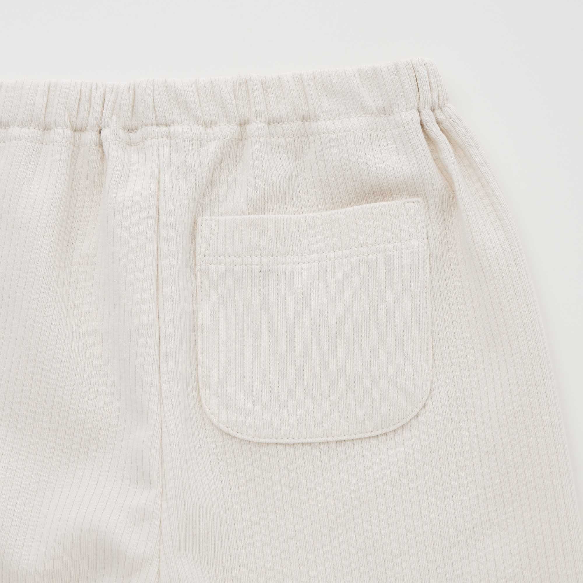 Rear pocket, the guide for easy changing. It features a large pocket that can fit a handkerchief. The front and back are easy to differentiate and will help kids change their own clothes.