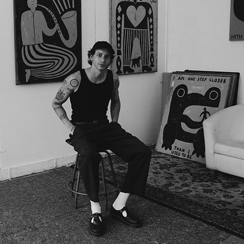 Portrait en noir et blanc de l'artiste David Schmitt